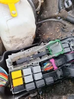 Stekker Corsa vast aan kabelboom.webp