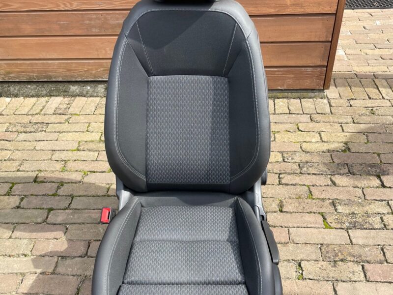 Astra K Tourer stoelen, achterbank, deur panelen