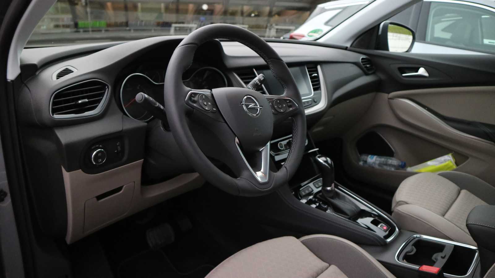 Opel-Grandland-X-Ultimate-femmefrontaal-dashboard