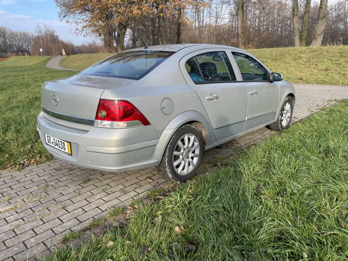 Opel Astra H sedan (3)