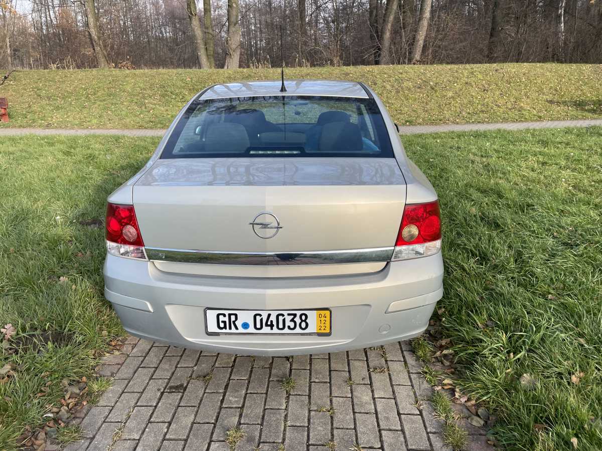 Opel Astra H sedan (4)