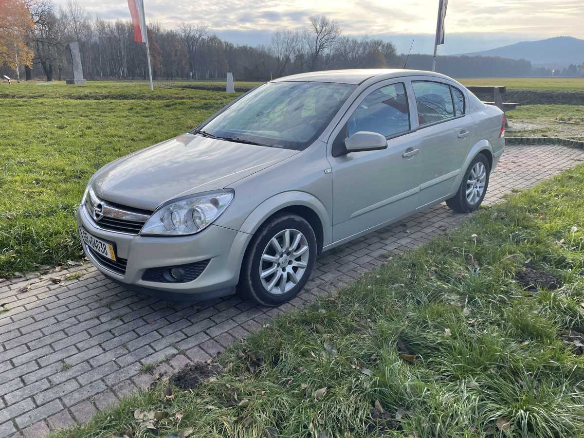 Opel Astra H sedan (2)
